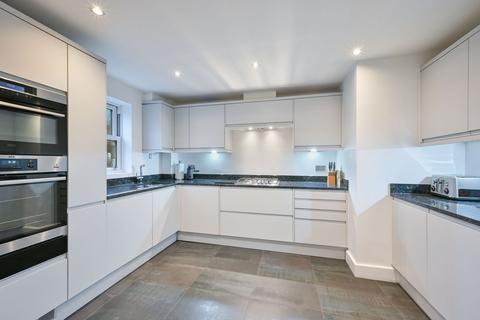2 bedroom flat to rent, Avenue Elmers, Surbiton KT6