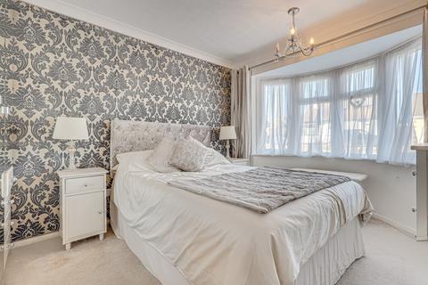 2 bedroom detached bungalow for sale, Clifton Avenue, Benfleet, SS7