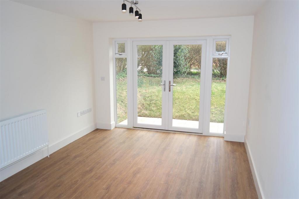 002 Bloomsbury Court - Living Room - 1.jpg