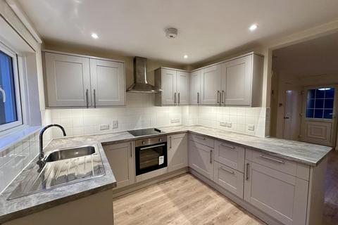 3 bedroom terraced house to rent, Causeway Close, Chippenham
