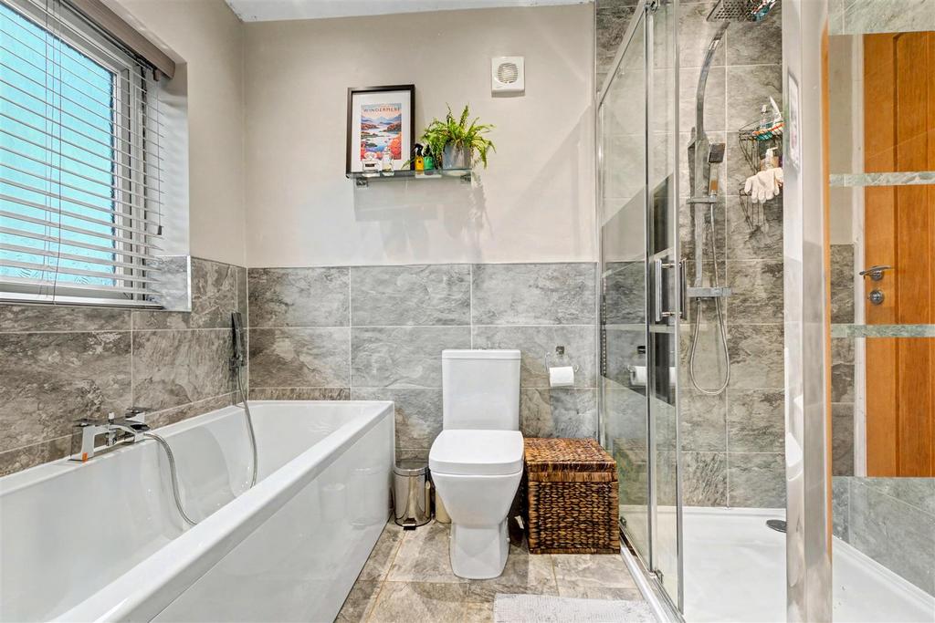 Bathroom 2.jpeg