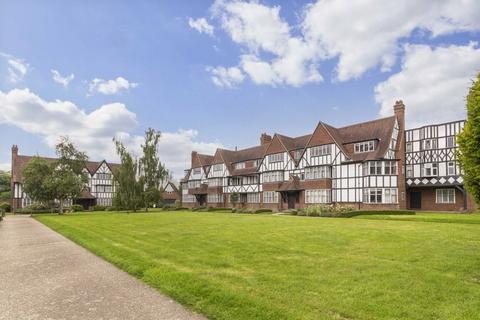 3 bedroom flat to rent, Queens Drive, London W3