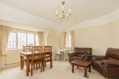 3 bedroom flat to rent, Queens Drive, London W3