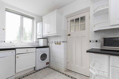 3 bedroom flat to rent, Queens Drive, London W3