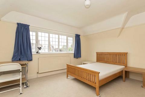 3 bedroom flat to rent, Queens Drive, London W3