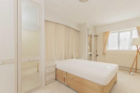 3 bedroom flat to rent, Queens Drive, London W3
