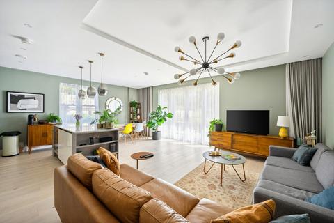 3 bedroom flat to rent, Atkinson Close, London SW20