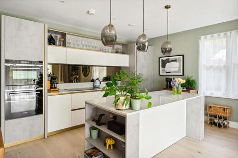 3 bedroom flat to rent, Atkinson Close, London SW20