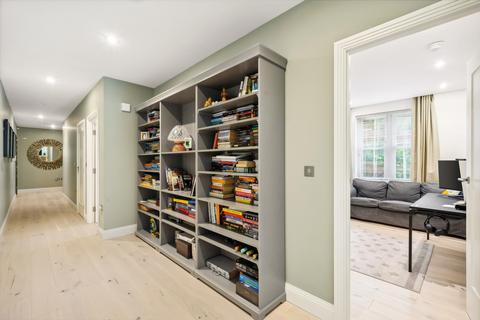 3 bedroom flat to rent, Atkinson Close, London SW20