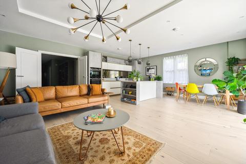 3 bedroom flat to rent, Atkinson Close, London SW20