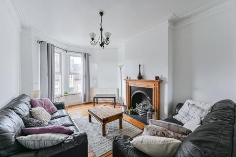 4 bedroom flat for sale, Radbourne Road, Balham, London, SW12