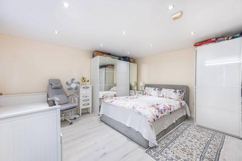 Studio to rent, Eastcote Avenue, Sudbury, Greenford, UB6
