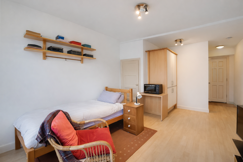 undefined, Walton Road, East Molesey KT8