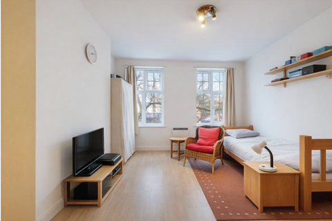 undefined, Walton Road, East Molesey KT8