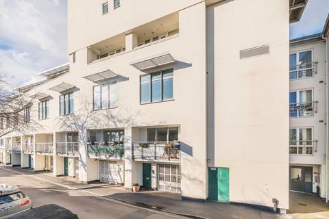 1 bedroom flat for sale, Vineyard Path, London SW14