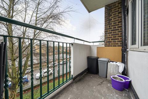 2 bedroom apartment for sale, Restons Crescent, London