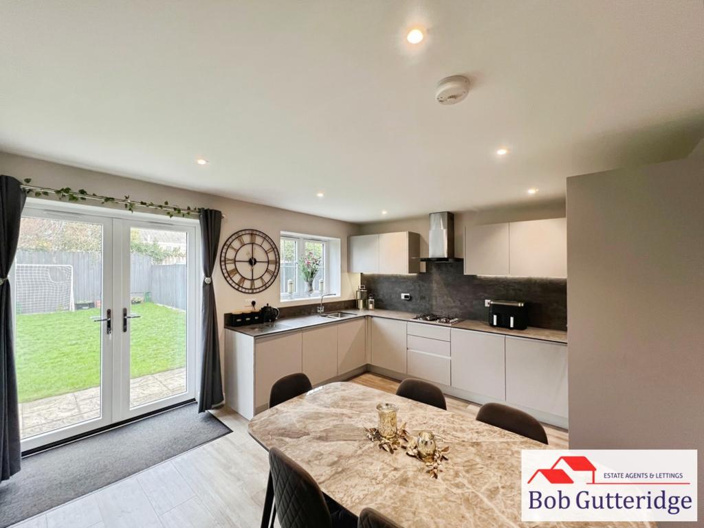 Open plan fitted kitchen / diner