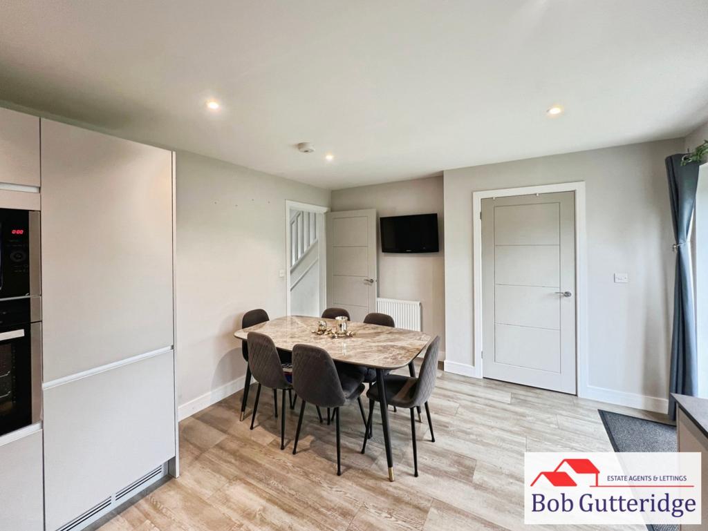 Open plan fitted kitchen / diner