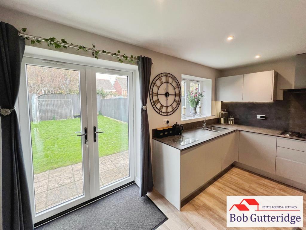 Open plan fitted kitchen / diner
