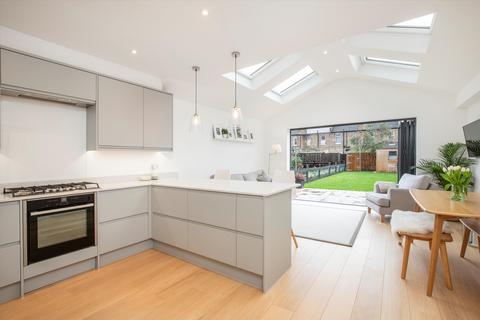3 bedroom terraced house to rent, Victory Road, London, SW19