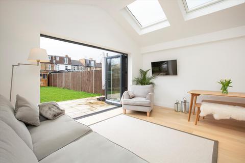 3 bedroom terraced house to rent, Victory Road, London, SW19