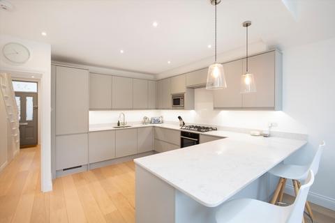 3 bedroom terraced house to rent, Victory Road, London, SW19