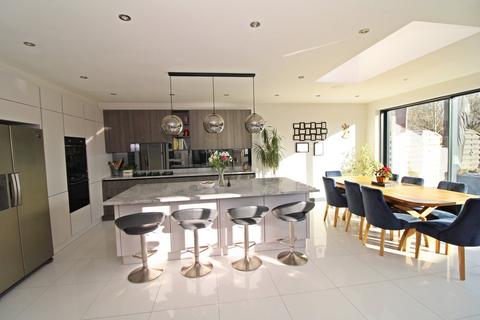 4 bedroom semi-detached house for sale, Mead Way, Bromley, BR2