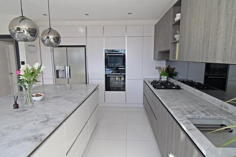 4 bedroom semi-detached house for sale, Mead Way, Bromley, BR2