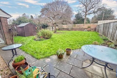 3 bedroom end of terrace house to rent, Felbridge, RH19