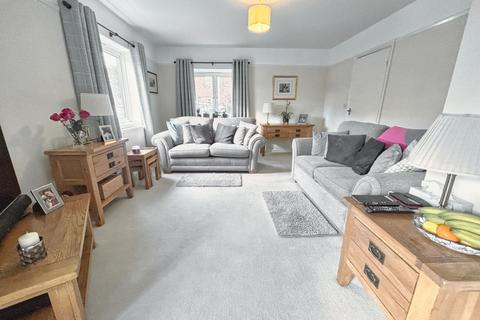 3 bedroom end of terrace house to rent, Felbridge, RH19