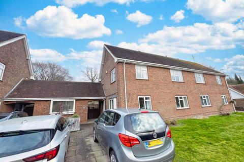 3 bedroom end of terrace house to rent, Felbridge, RH19