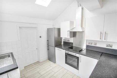 3 bedroom end of terrace house to rent, Kent Road, Swindon SN1