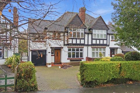 4 bedroom semi-detached house for sale, Priests Lane, Shenfield, CM15