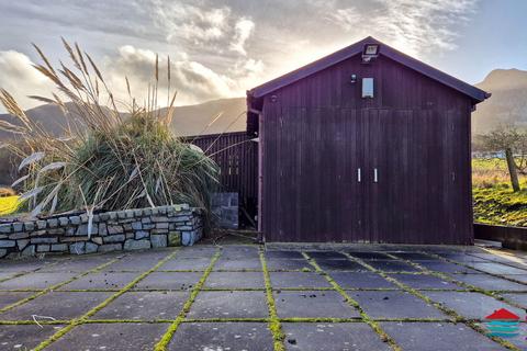 undefined, Tir ger | Land and shed to the south of Eifl Road, Trefor, LL54