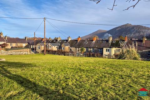 undefined, Tir ger | Land and shed to the south of Eifl Road, Trefor, LL54