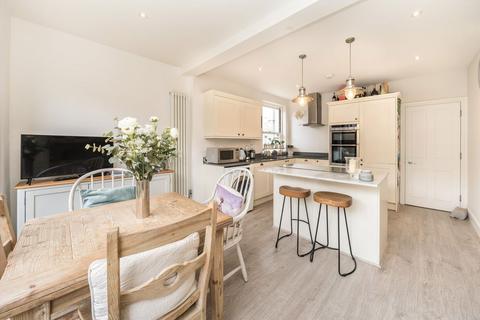 2 bedroom flat for sale, Sisters Avenue, London SW11
