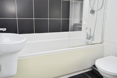 3 bedroom semi-detached house to rent, Clough Top Road, Manchester