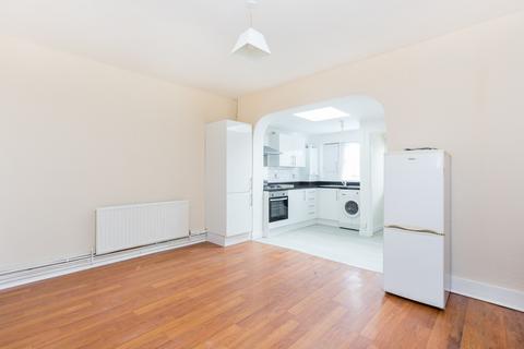 3 bedroom terraced house to rent, Francis Avenue, Ilford, IG1
