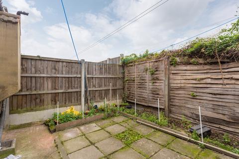 3 bedroom terraced house to rent, Francis Avenue, Ilford, IG1