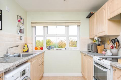 2 bedroom flat to rent, Harvard Close, Woodley, Reading, RG5