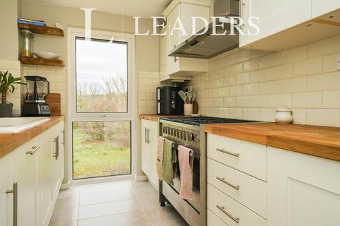 2 bedroom flat to rent, Sandringham Court, GL53