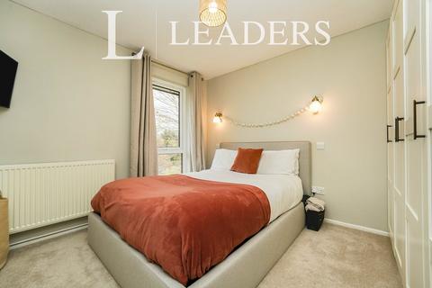 2 bedroom flat to rent, Sandringham Court, GL53