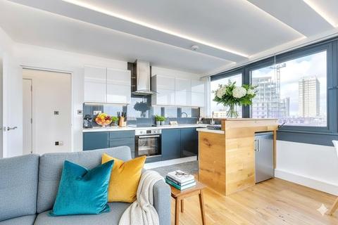 3 bedroom flat to rent, Wye Street, London, SW11
