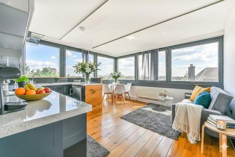 3 bedroom flat to rent, Wye Street, London, SW11