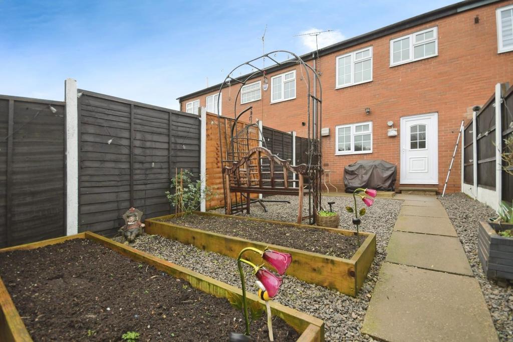 REAR GARDEN 04.jpg