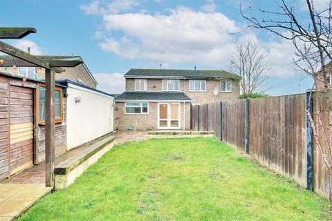 4 bedroom semi-detached house to rent, Priory Avenue, Swavesey