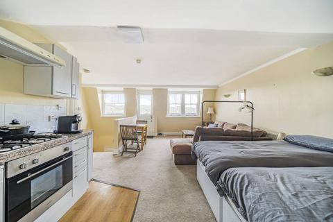 Studio to rent, Gloucester Road, South Kensington, London, SW7