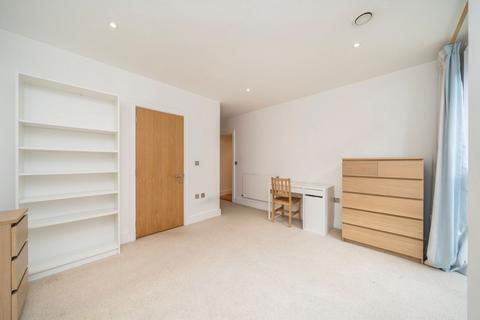 3 bedroom flat to rent, Winchester Square, London SE8