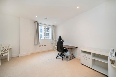3 bedroom flat to rent, Winchester Square, London SE8