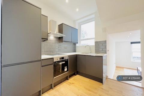 2 bedroom flat to rent, St John's Hill, London, SW11
